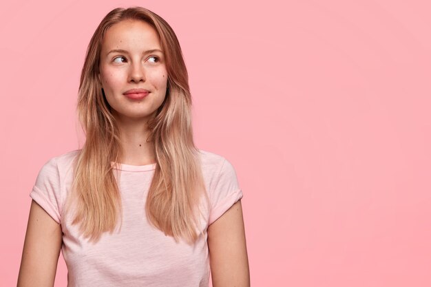 Schöne süße junge Frau mit nachdenklichem Blick