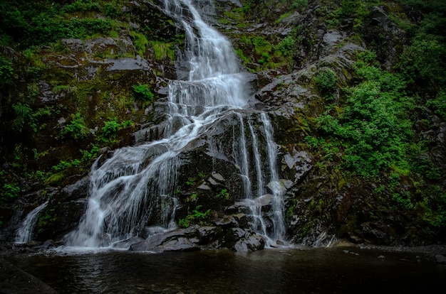 Schöne Szene des Wasserfalls zwischen den Felsen von Flood Falls Hope in Kanada