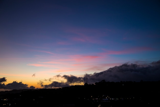 Schöne szenische Naturansicht während des Sonnenuntergangs