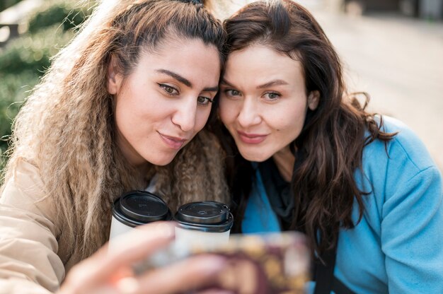 Schöne Teenager, die zusammen ein Selfie machen