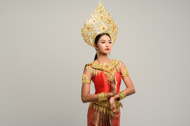 Schöne thailändische Frau, die thailändisches Kleid und thailändischen Tanz trägt