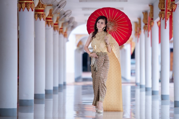 Schöne thailändische Frau im Trachtenkostüm am Tempel von Thailand