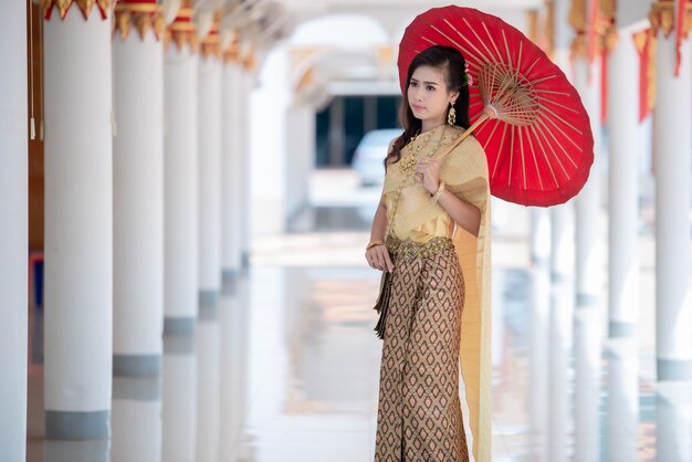 Schöne thailändische Frau im Trachtenkostüm am Tempel von Thailand