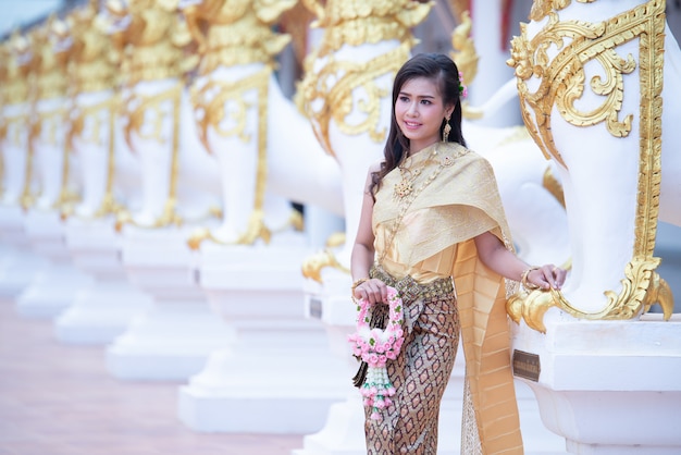 Kostenloses Foto schöne thailändische frau im trachtenkostüm in tempel phra that choeng chum thailand