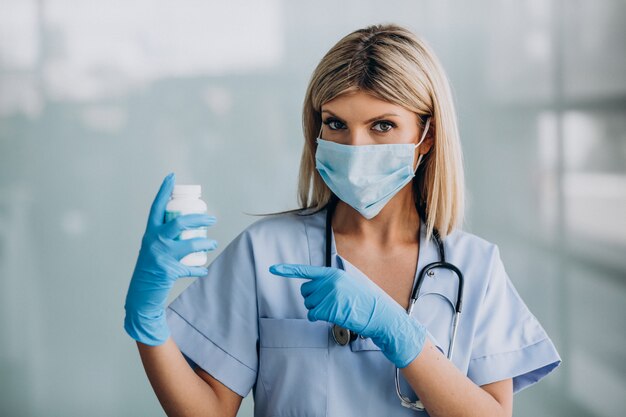 Schöne Therapeutin in der Klinik