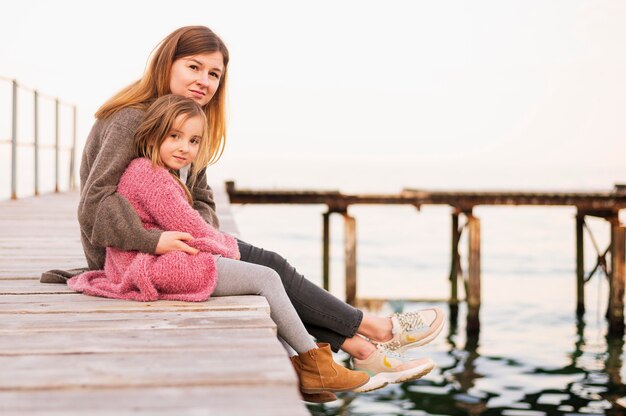 Schöne Tochter und Mutter sitzen