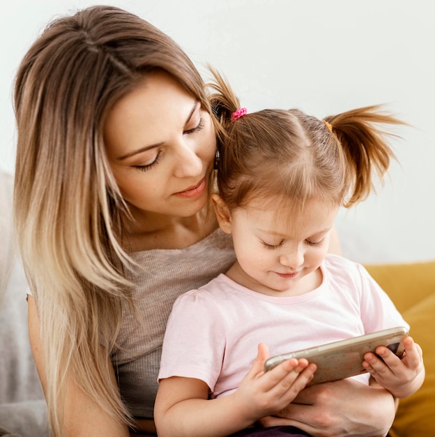 Schöne Tochter und Mutter verbringen Zeit zusammen zu Hause