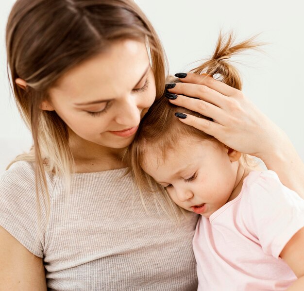 Schöne Tochter und Mutter verbringen Zeit zusammen zu Hause