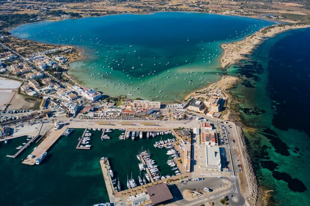 Schöne türkisfarbene Bucht bei Formentera