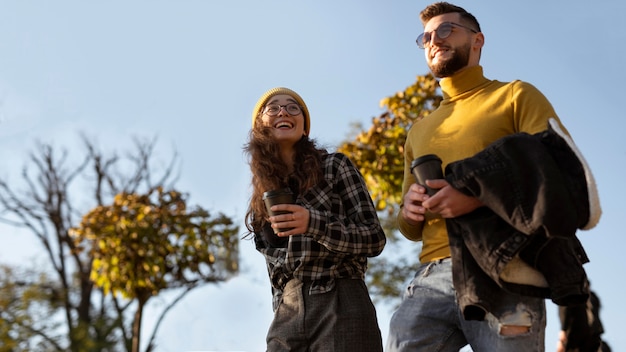 Schöne und glückliche Freunde im Park