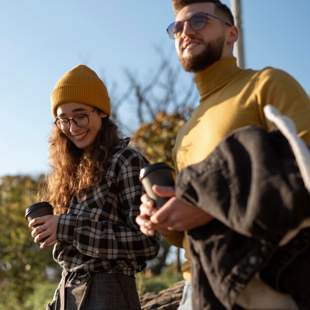 Schöne und glückliche Freunde im Park