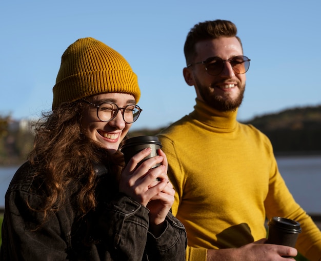 Schöne und glückliche Freunde im Park