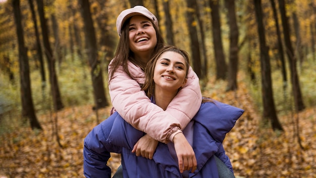 Schöne und glückliche Freunde verbringen Zeit miteinander