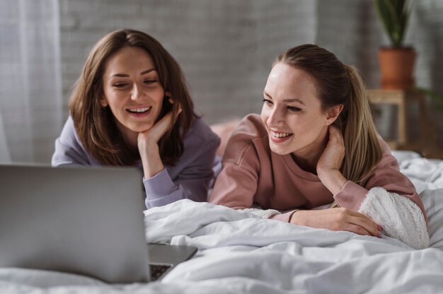 Schöne und glückliche Freunde verbringen Zeit miteinander