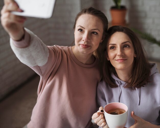 Schöne und glückliche Freunde verbringen Zeit miteinander