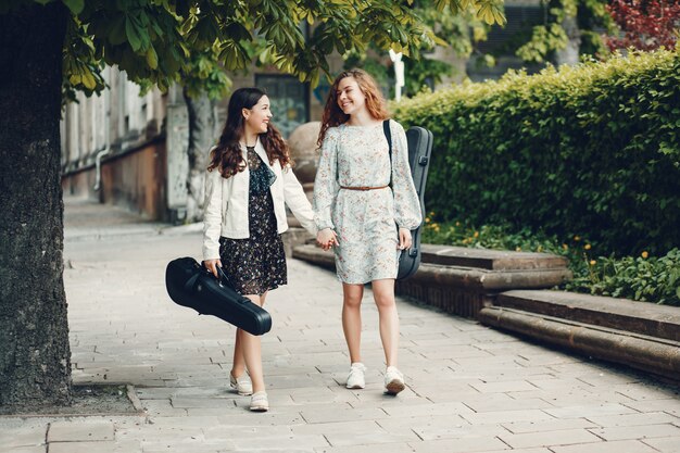 Schöne und romantische Mädchen in einem Park mit einer Violine