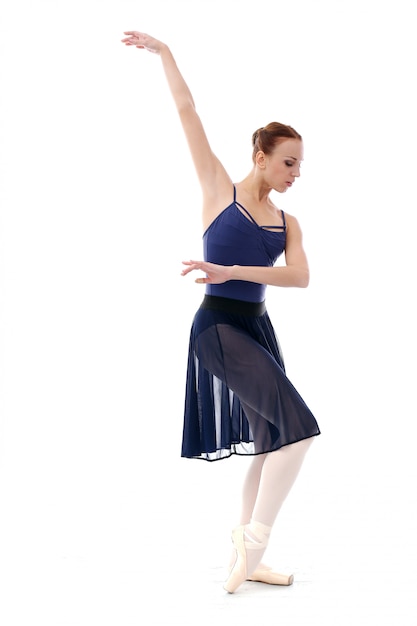 Schöne und wunderschöne Ballerina in Ballet-Pose