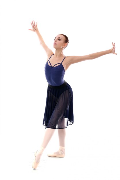 Schöne und wunderschöne Ballerina in Ballet-Pose