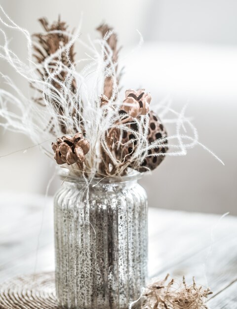 Schöne Vase mit getrockneten Blumen