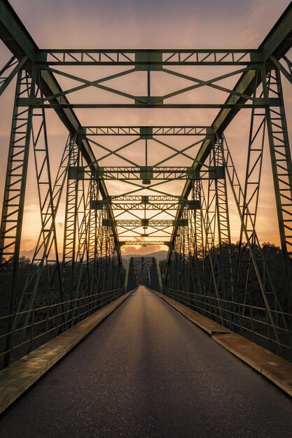 Schöne vertikale Aufnahme einer Brücke bei Sonnenuntergang