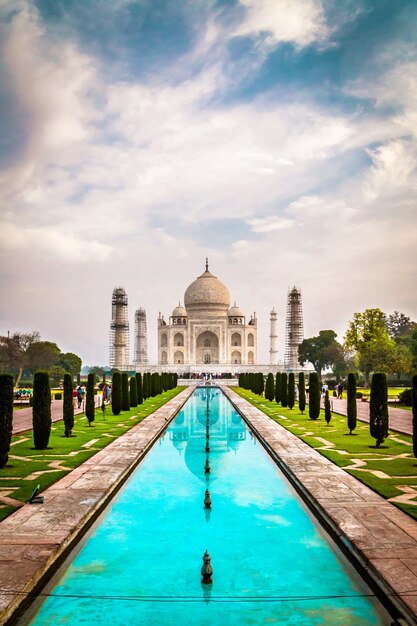 Schöne vertikale Aufnahme von Taj Mahal Gebäude in Agra Indien unter einem bewölkten Himmel