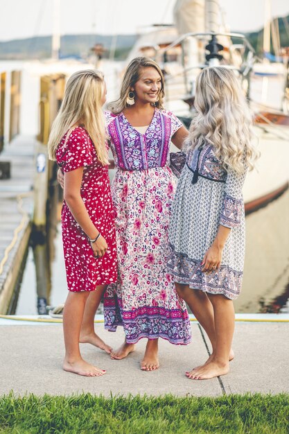 Schöne Vertikale der lebhaften Frauen an einem Dock