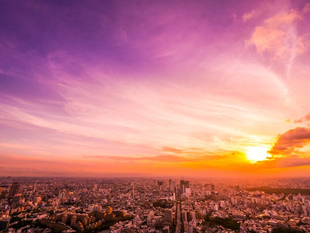 Schöne Vogelperspektive der Architektur und des Gebäudes um Tokyo-Stadt zur Sonnenuntergangzeit