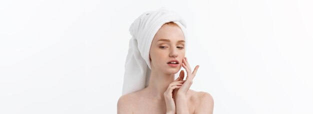 Schöne vorbildliche zutreffende kosmetische Sahnebehandlung auf ihrem Gesicht auf Weiß