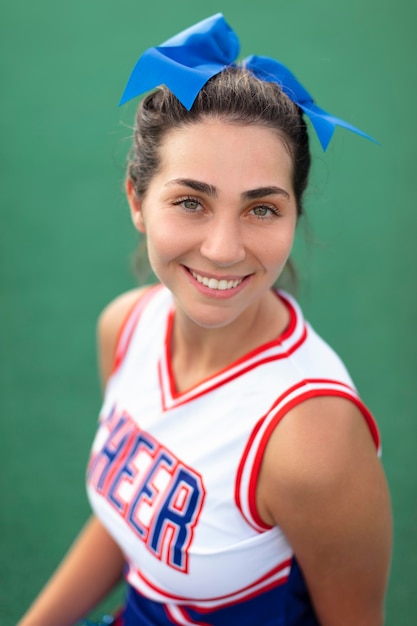 Schöne weibliche Cheerleaderin in süßer Uniform