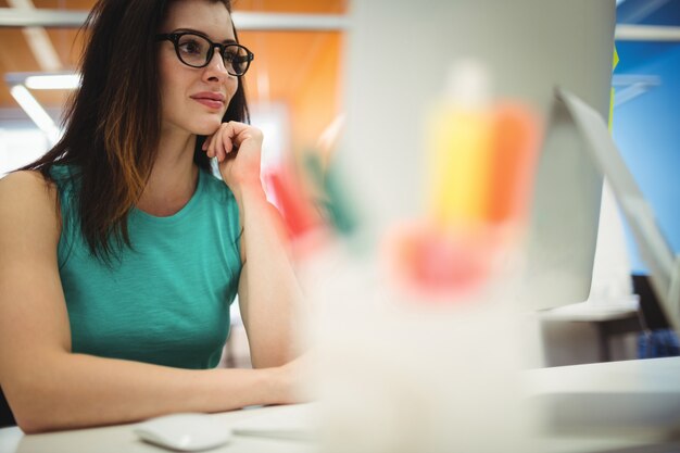 Schöne weibliche Führungskraft arbeitet an ihrem Schreibtisch