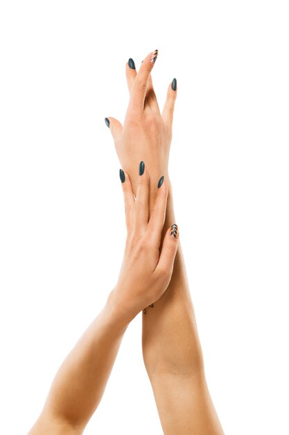 Schöne weibliche Hände lokalisiert auf weißer Wand
