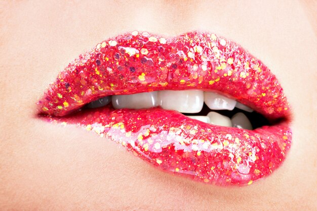 schöne weibliche Lippen mit glänzend rot glänzendem Lippenstift