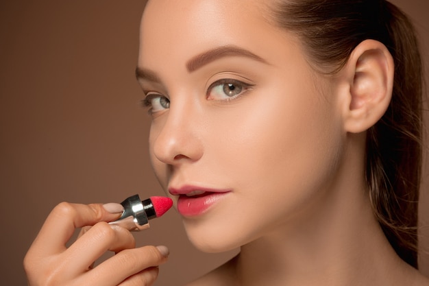 Schöne weibliche Lippen mit Make-up und Pinsel