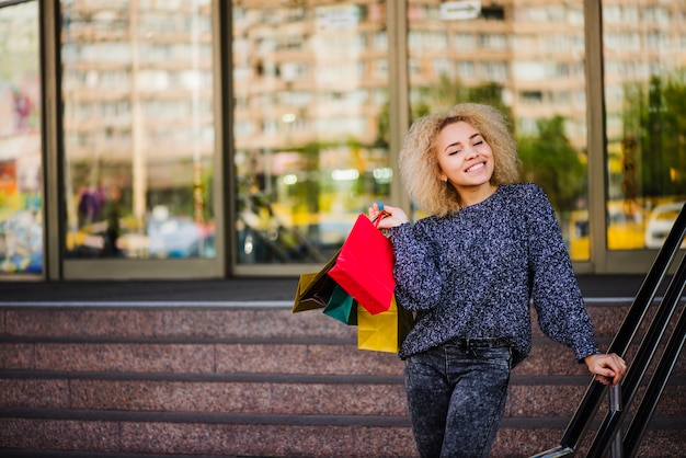 Schöne weibliche Shopper mit Taschen