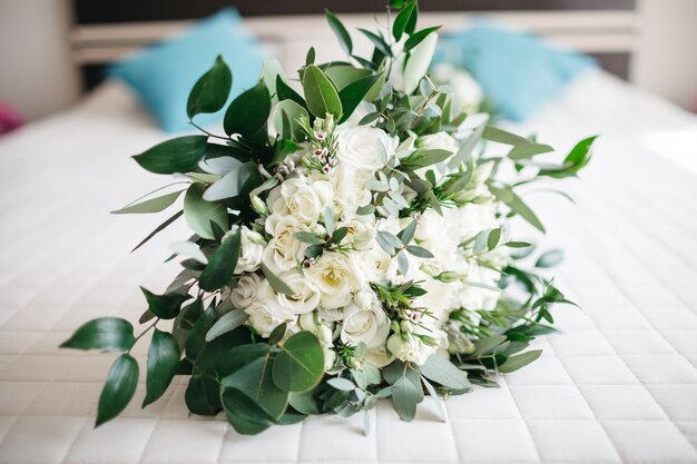 Schöne weiße Blumen liegen auf dem Tisch