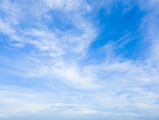 Kostenloses Foto schöne weiße wolke am blauen himmel