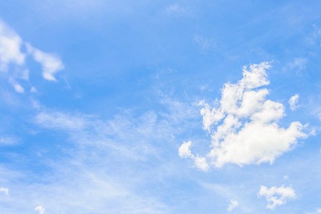 Schöne weiße Wolke auf Naturhintergrund des blauen Himmels