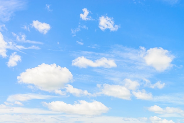 Schöne weiße Wolke auf Naturhintergrund des blauen Himmels