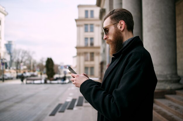 Schöne weißrussische Person in der Stadt