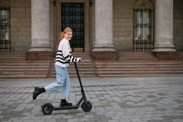 Kostenloses Foto schöne weißrussische person in der stadt