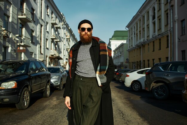 Schöne weißrussische Person in der Stadt