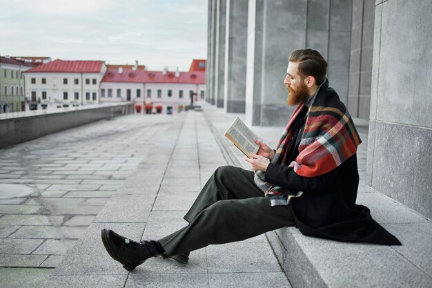 Schöne weißrussische Person in der Stadt