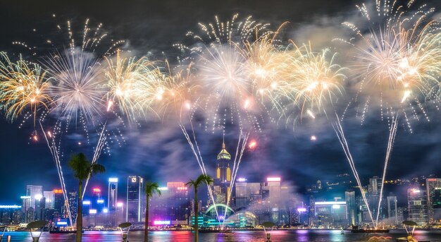 Schöne weite Aufnahme des atemberaubenden Feuerwerks am Nachthimmel während der Ferien über der Stadt