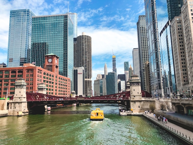 Schöne weite Aufnahme des Chicago River mit erstaunlicher moderner Architektur