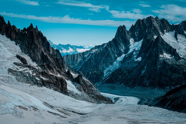 Schöne weite Aufnahme von Ruth-Gletschern, die mit Schnee bedeckt sind