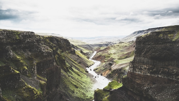 Kostenloses Foto schöne weitwinkelaufnahme von einem der vielen großen risse in der natur in der isländischen landschaft