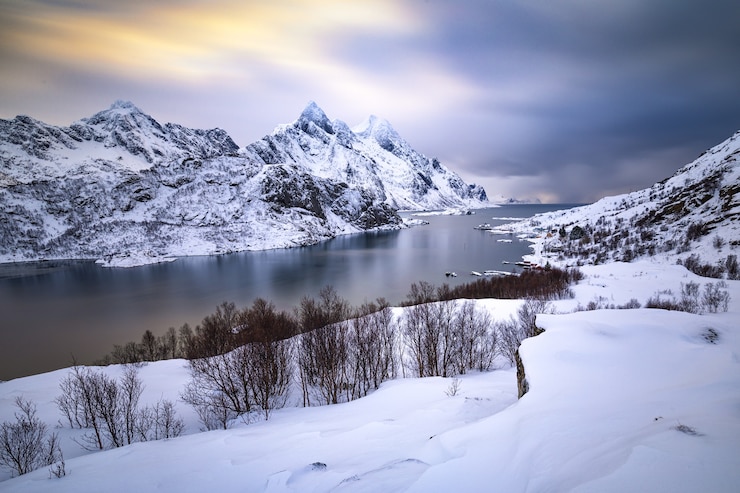 Kostenlose Foto schöne winterlandschaft mit schneebergen und eisigem wasser