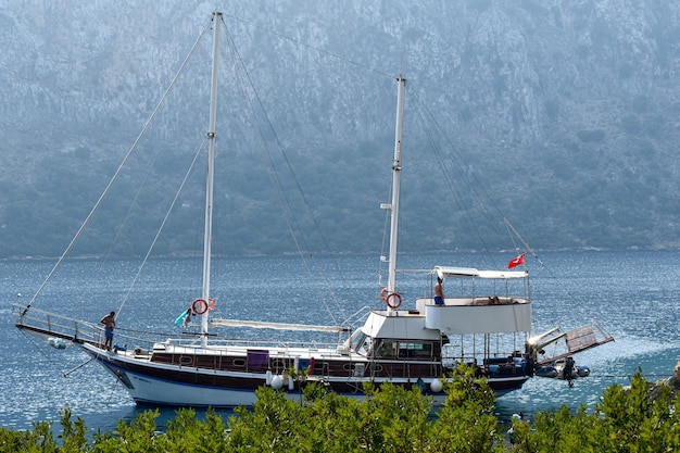 Schöne yacht vor der kulisse der türkischen berge