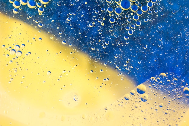 Schöner abstrakter Hintergrund mit den Ölblasen, die auf Wasser schwimmen