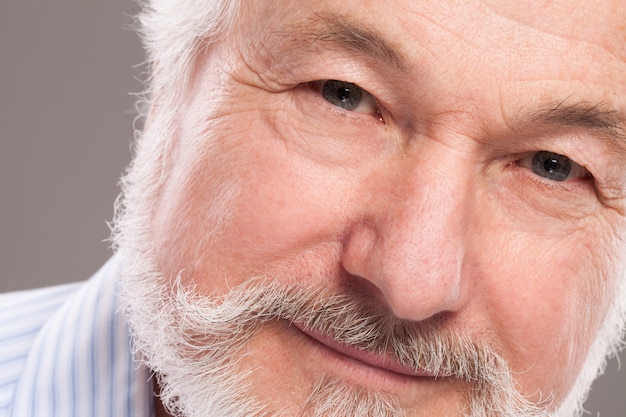 Schöner älterer Mann mit grauem Bart